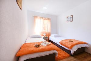 Posteľ alebo postele v izbe v ubytovaní Holiday home Orange with heated pool and parking