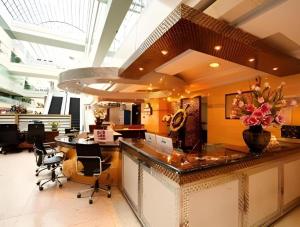 an office with a lobby with a counter and chairs at Changchun Zhuozhan Days Hotel in Changchun