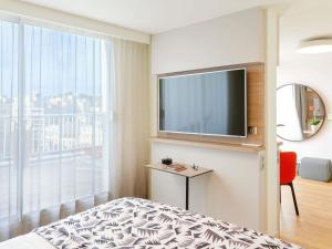 une chambre d'hôtel avec un lit et une télévision à écran plat dans l'établissement Mercure Marseille Centre Prado Vélodrome, à Marseille 89 autres photos