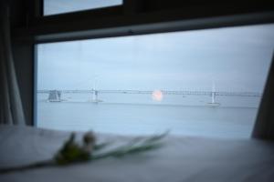 Una ventana con vista a un puente al fondo. en Stay in WAVE, en Kwangan-dong