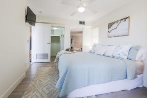 アグネス・ウォーターにあるPavillions Ocean Breeze Apartment 119の大きなベッドとテレビのある寝室