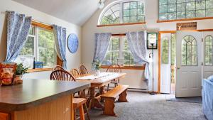 O zonă de relaxare la The Nest at Brier Crest by AvantStay Game Room Expansive Deck Fire Pit