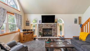 Un televizor și/sau centru de divertisment la The Nest at Brier Crest by AvantStay Game Room Expansive Deck Fire Pit