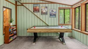 Fotografie z fotogalerie ubytování Deer Hollow by AvantStay Big Yard Lake Access v destinaci Albrightsville