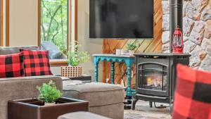 Fotografie z fotogalerie ubytování Deer Hollow by AvantStay Big Yard Lake Access v destinaci Albrightsville