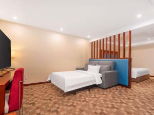 Giường trong phòng chung tại Novotel Atlantis Shanghai - Enjoy our great-valued breakfast in our rooftop revolving restaurant with a stunning river view & utilize our FREE self-serviced laundry