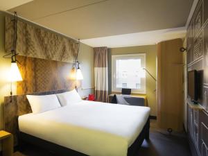 Giường trong phòng chung tại ibis Amsterdam Centre Stopera