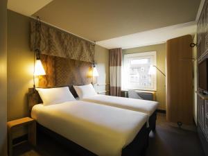 Giường trong phòng chung tại ibis Amsterdam Centre Stopera