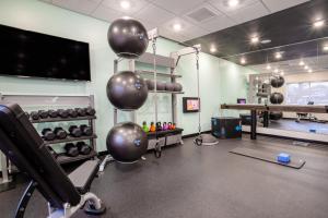 un gimnasio con un montón de pelotas y pesas en Tru By Hilton Ocean City Bayside, Md, en Ocean City