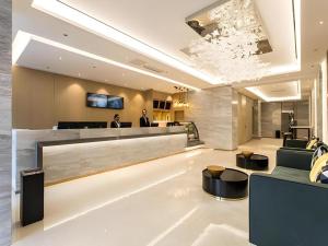 a lobby of a hotel with a reception desk at City Comfort Inn Nanning Railway Station Guangxi University in Nanning