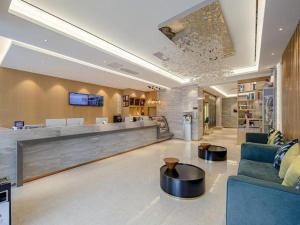 a lobby of a hospital with a waiting room at City Comfort Inn Nanning Railway Station Guangxi University in Nanning