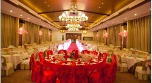 a large banquet hall with red tables and chairs at Yi Yuan Xuan Yu Hotel in Sanya +258 photos