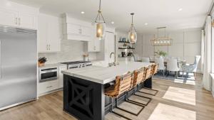 Kuchyň nebo kuchyňský kout v ubytování New Saltwater Pool Spa Views Wilson Hideaway