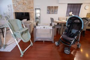 Μια τηλεόραση ή/και κέντρο ψυχαγωγίας στο 3BR Near Commercial Dr 10 min to Downtown