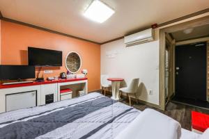 Giường trong phòng chung tại Dubai Motel