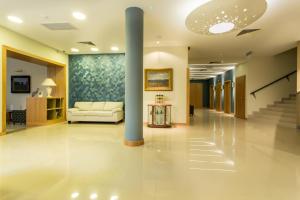 הלובי או אזור הקבלה ב-Corvin Hotel Budapest Corvin Wing