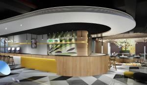 Zona de lounge sau bar la ibis Styles Kunming Nanping Hotel