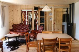 ein Wohnzimmer mit Tisch und Stühlen in der Unterkunft Ô Bercail in Chalais