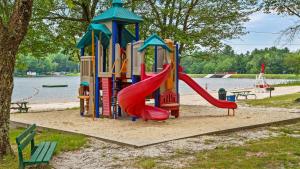 ein Spielplatz mit Rutsche in einem Park in der Unterkunft Hygge Home by AvantStay Deck for Outdoor Living Fire Pit Game Table in Blakeslee