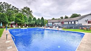 une piscine dans la cour d'une maison dans l'établissement Harmony Ridge by AvantStay Fireplace Large Deck Forest Views, à Lake Harmony
