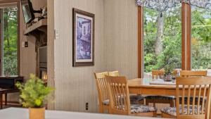 une cuisine et une salle à manger avec une table et des chaises dans l'établissement Harmony Ridge by AvantStay Fireplace Large Deck Forest Views, à Lake Harmony