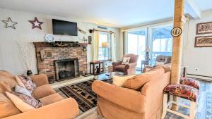 salon z dwiema kanapami i kominkiem w obiekcie Harmony Cottage by AvantStay Lake Access Hot Tub Fire Pit Game Room w mieście Lake Harmony