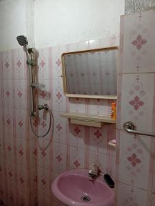 A bathroom at Bay Beach dom stay