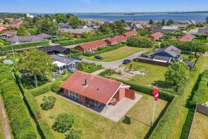 an overhead view of a home with a red roof at Dejlig Feriebolig Nær Strand, Skov Og Åbne Marker in Karrebæksminde