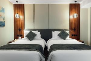 Un pat sau paturi într-o cameră la VERTA Al Olaya Hotel