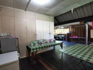 una habitación con una mesa con ollas y sartenes. en Tambatuon Homestead, en Kota Belud