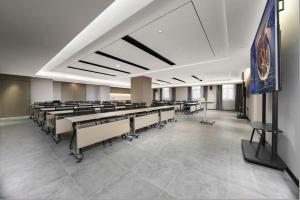 a large room with rows of tables and chairs at Jinjiang Inn Changchun Xi An Avenue Branch in Changchun +226 photos