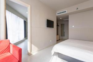 Μια τηλεόραση ή/και κέντρο ψυχαγωγίας στο Jinjiang Inn Weihai Liugong Island Scenic Spot Shopping Market