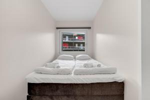 Giường trong phòng chung tại City apartment by Tromsøsundet