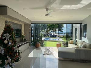 - un salon avec un arbre de Noël et un canapé dans l'établissement paraíso paraguayo, à San Bernardino