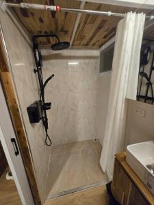 une salle de bain avec une douche avec un rideau de douche dans l'établissement Samui Tiny House villa Glamping, Seaview Sleeps 8, à Nathon Bay 35 autres photos