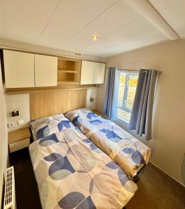 Una cama o camas en una habitación de Wohnpark am Geiseltalsee für bis zu 12 Gäste
