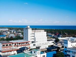 una vista aérea de un gran edificio blanco en Shirako New Seaside Hotel, en Shirako