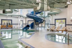Bazén v ubytování Ramada by Wyndham Lac La Biche nebo v jeho okolí