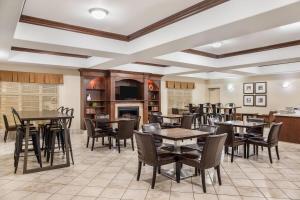 Restaurace v ubytování Ramada by Wyndham Lac La Biche