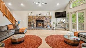 Un lugar para sentarse en Emerald Bluff by AvantStay Lake Views Deck Fire Pit Game Room