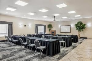 Konferenční prostory v ubytování Ramada by Wyndham Lac La Biche + 64 fotografií