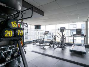 un gimnasio con varias cintas de correr y máquinas de cardio en Novotel Glasgow Centre, en Glasgow