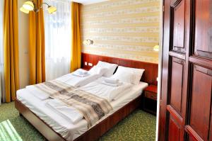 Een bed of bedden in een kamer bij Partium Hotel Szeged