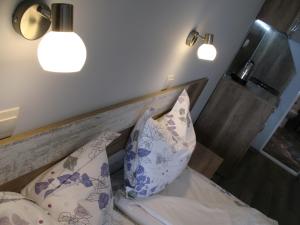 ヴェリコ・タルノヴォにあるLeon Rent Studio 8のベッドルーム1室(枕2つ、照明2つ付)