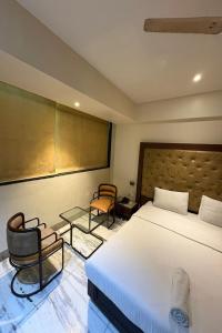 Postel nebo postele na pokoji v ubytování Pravasi Residency