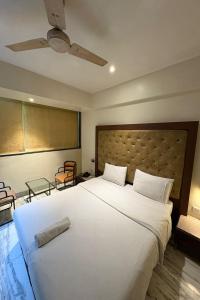 Postel nebo postele na pokoji v ubytování Pravasi Residency