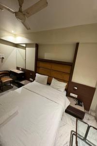 Postel nebo postele na pokoji v ubytování Pravasi Residency