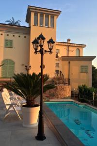 ラ・スペツィアにあるVilla Ninaのスイミングプールとライトポール付きの家