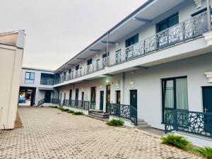 a cobblestone street in front of a white building at Urban76 Apartments in Târgu-Mureş
