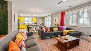 una sala de estar con un sofá y una mesa en Kaleidoscope by AvantStay Colorful Escape Pool, en Indio